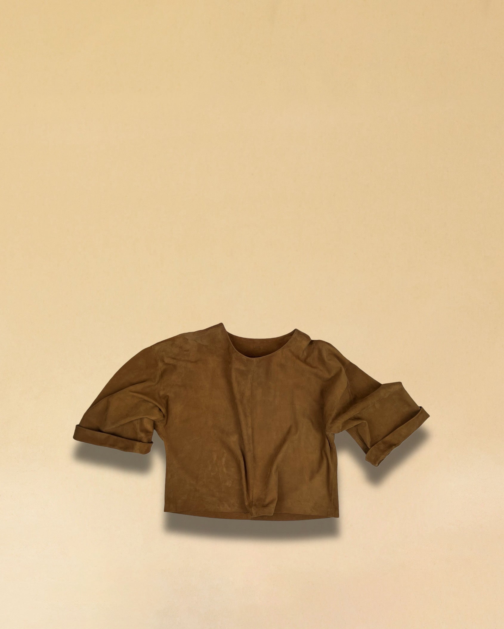 Unser Lederhemd ALMA ist gefertigt aus weichem Velours-Leder. Mit 3/4 Ärmeln, die hoch- oder heruntergekrempelt werden können, ist dieses stilvolle Oberteil perfekt, um allein getragen zu werden oder in Kombination mit unserem Lederrock JACKIE für einen kompletten Look. Zeitlose Eleganz trifft auf moderne Vielseitigkeit.