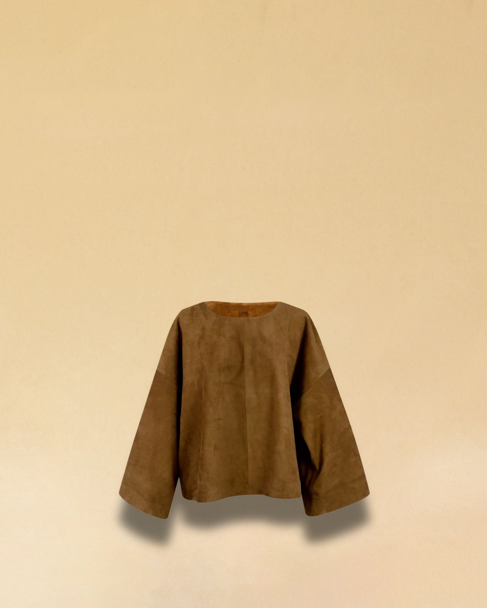 Unser Lederhemd ALMA ist gefertigt aus weichem Velours-Leder. Mit 3/4 Ärmeln, die hoch- oder heruntergekrempelt werden können, ist dieses stilvolle Oberteil perfekt, um allein getragen zu werden oder in Kombination mit unserem Lederrock JACKIE für einen kompletten Look. Zeitlose Eleganz trifft auf moderne Vielseitigkeit.