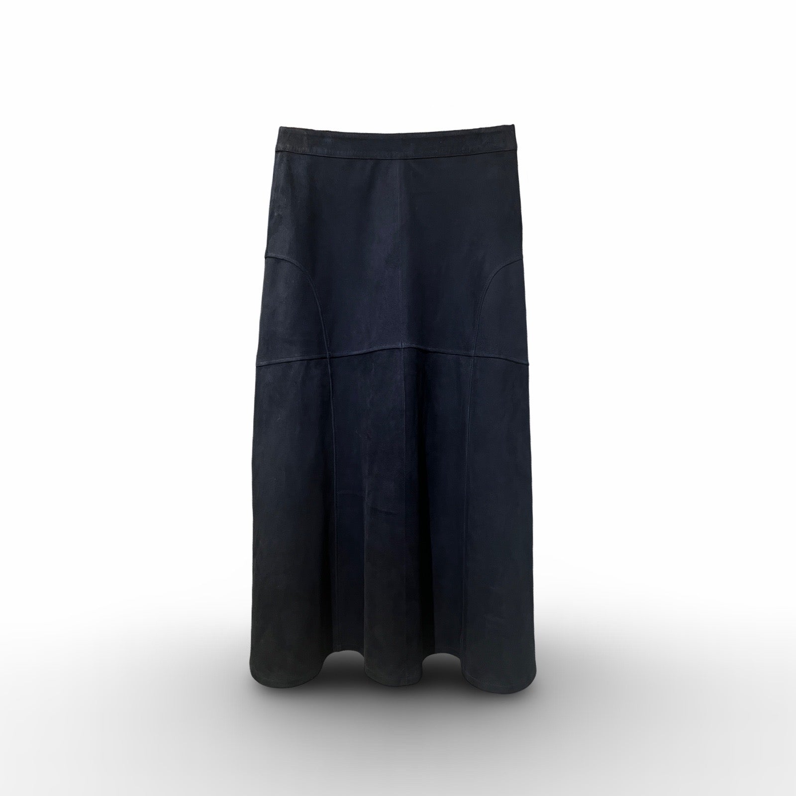 Unser LABEL17 Lederrock BELLE ist aus geschmeidigem Velours gefertigt und zaubert eine wunderschöne Silhouette. Ein Easy Leder-Rock in Glockenform, vielseitig einsetzbar, verleiht dem Outfit das gewisse Etwas. Handgefertigt in Marokko.