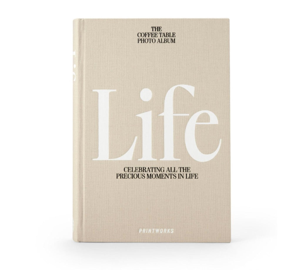 LABEL17 bietet mit dem 'The Coffee Table Photo Album Buch - Life' auf 80 leeren Seiten Gelegenheit, die Lieblingsphotos stilgerecht aufzubewahren und zu präsentieren.