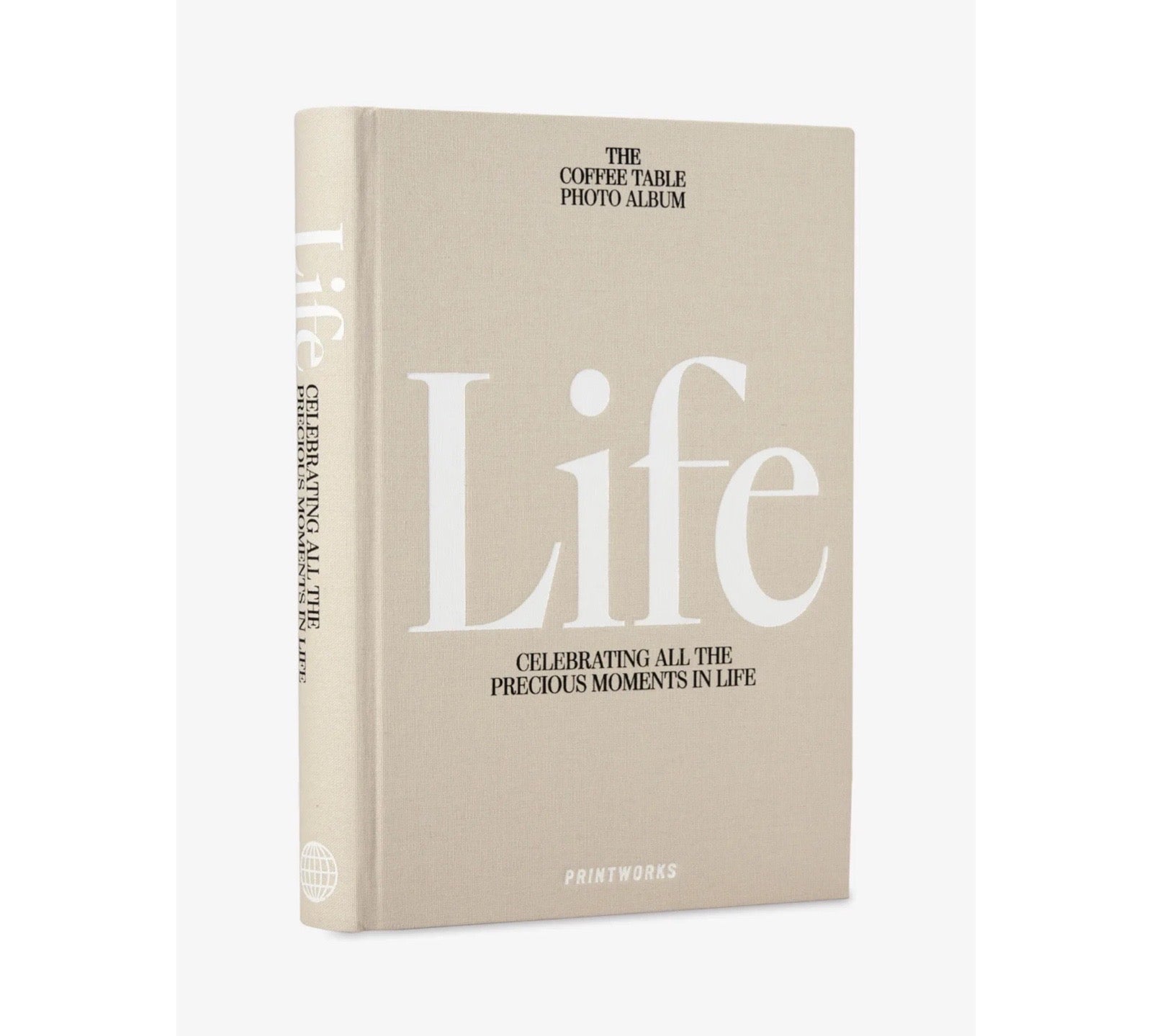 LABEL17 bietet mit dem 'The Coffee Table Photo Album Buch - Life' auf 80 leeren Seiten Gelegenheit, die Lieblingsphotos stilgerecht aufzubewahren und zu präsentieren.