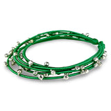 Die Halskette Africa besteht aus sechs unterschiedlich langen Halsbändern, hergestellt aus einem marokkanischen Garn namens "Sfifa". Länge: 55 cm. An jeder Kette hängen 70 kleine Glocken. Die Berber-Frauen tragen ihren Schmuck traditionell, um sich gestärkt zu fühlen oder als spirituellen Schutz. Handgefertigt in Marokko.