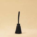 Aus geschmeidigem Nappaleder gefertigt, setzt dieser große Leder Pompom CHARM von LABEL17 ein stilvolles Statement. Ideal als Taschenaccessoire, handgefertigt in Marokko.