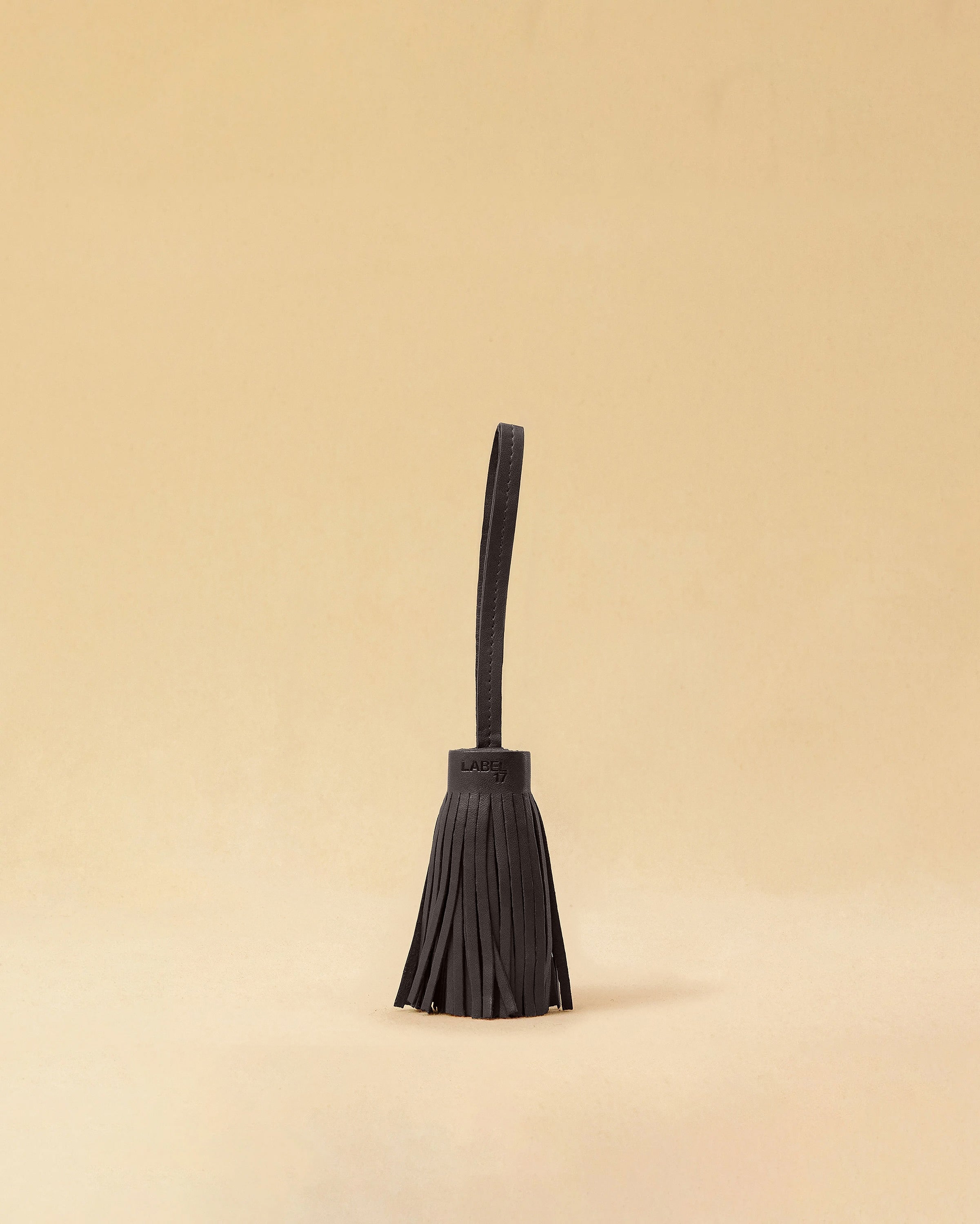 Aus geschmeidigem Nappaleder gefertigt, setzt dieser große Leder Pompom CHARM von LABEL17 ein stilvolles Statement. Ideal als Taschenaccessoire, handgefertigt in Marokko.