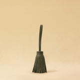 Aus geschmeidigem Nappaleder gefertigt, setzt dieser große Leder Pompom CHARM von LABEL17 ein stilvolles Statement. Ideal als Taschenaccessoire, handgefertigt in Marokko.