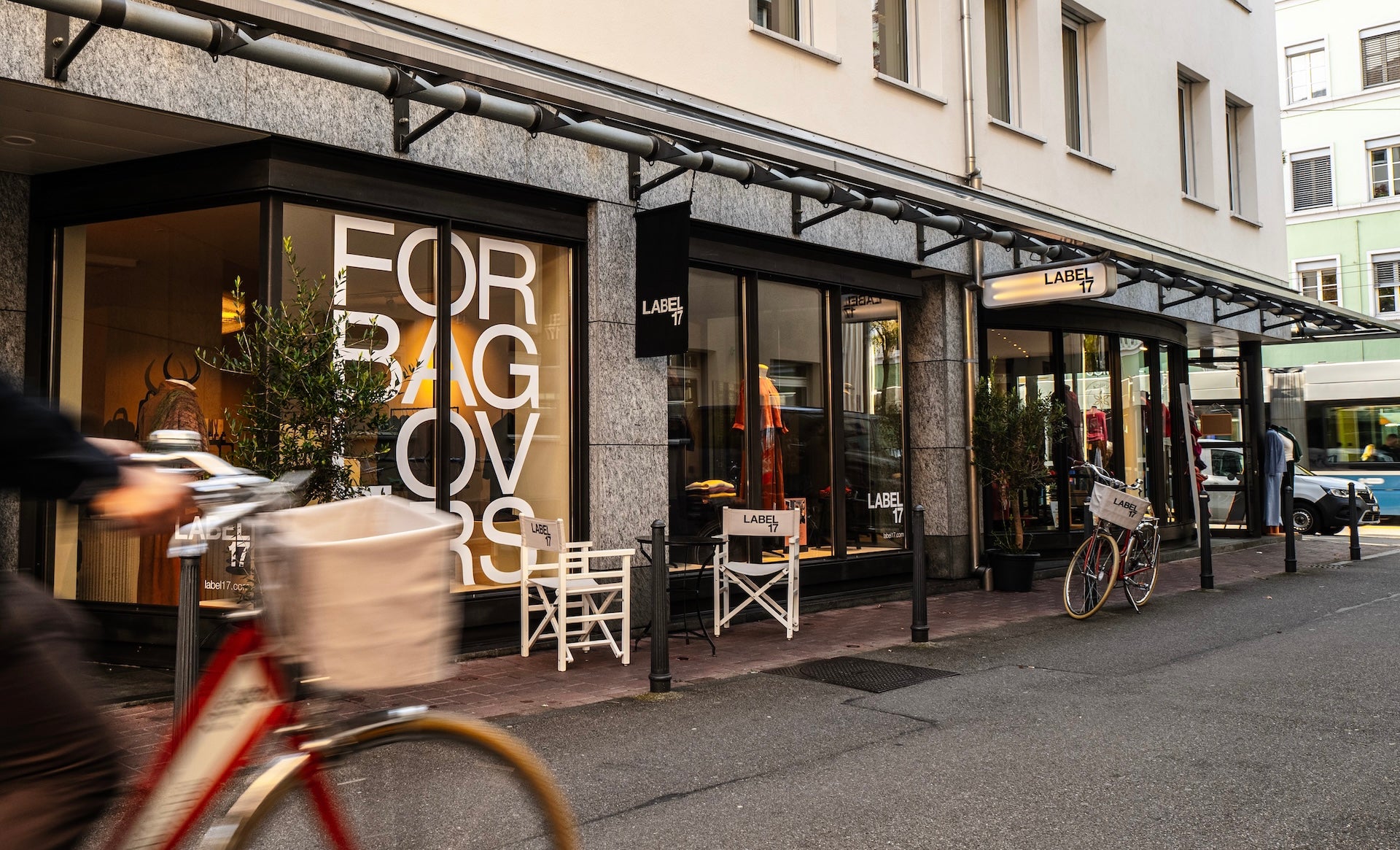 LABEL17 STUDIO an der Seefeldstrasse 7 in 8008 Zürich Seefeld bildet die ganze Palette der eigenen Produkte an.