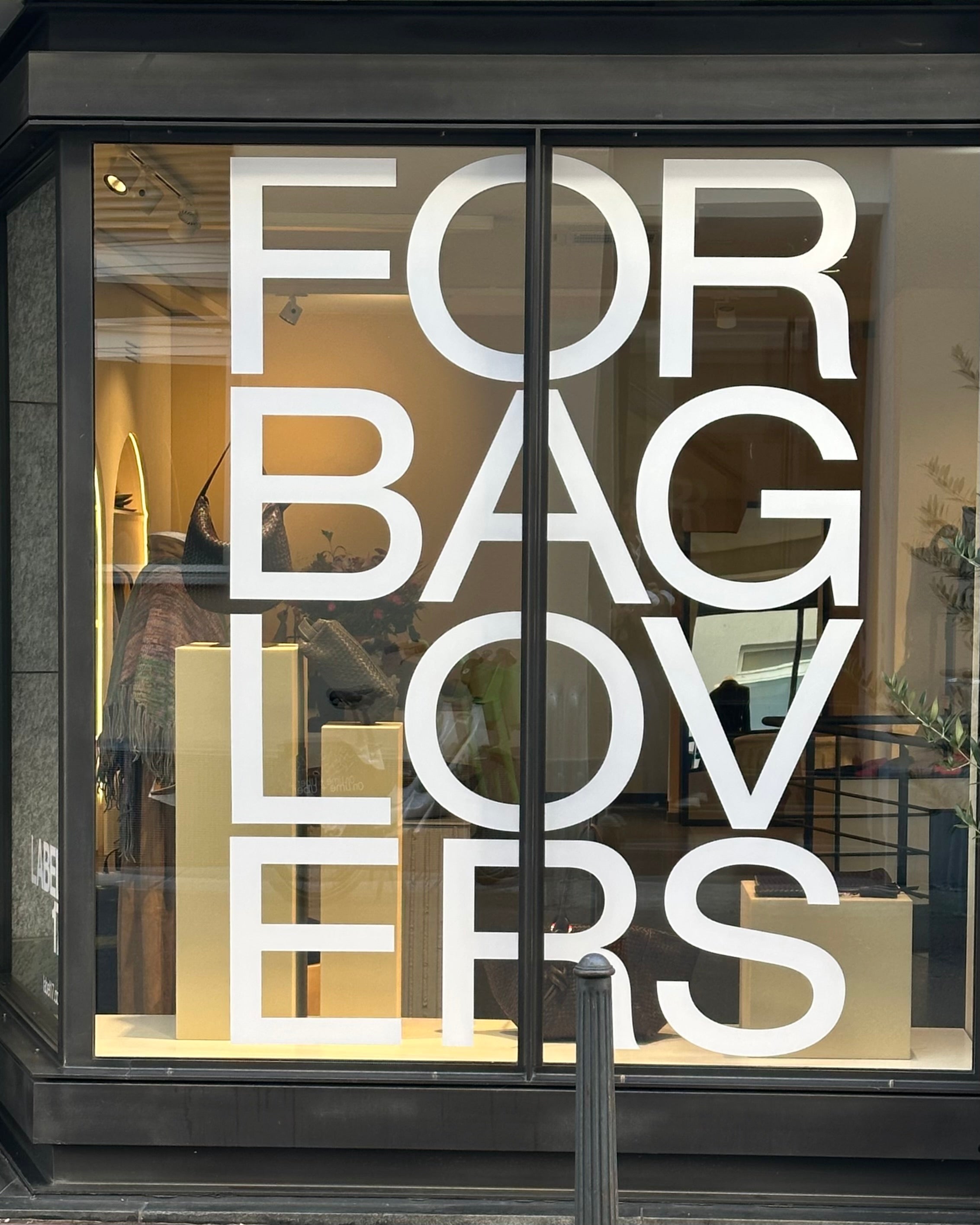 LABEL17 STUDIO an der Seefeldstrasse 7 in 8008 Zürich Seefeld bildet die ganze Palette der eigenen Produkte an.