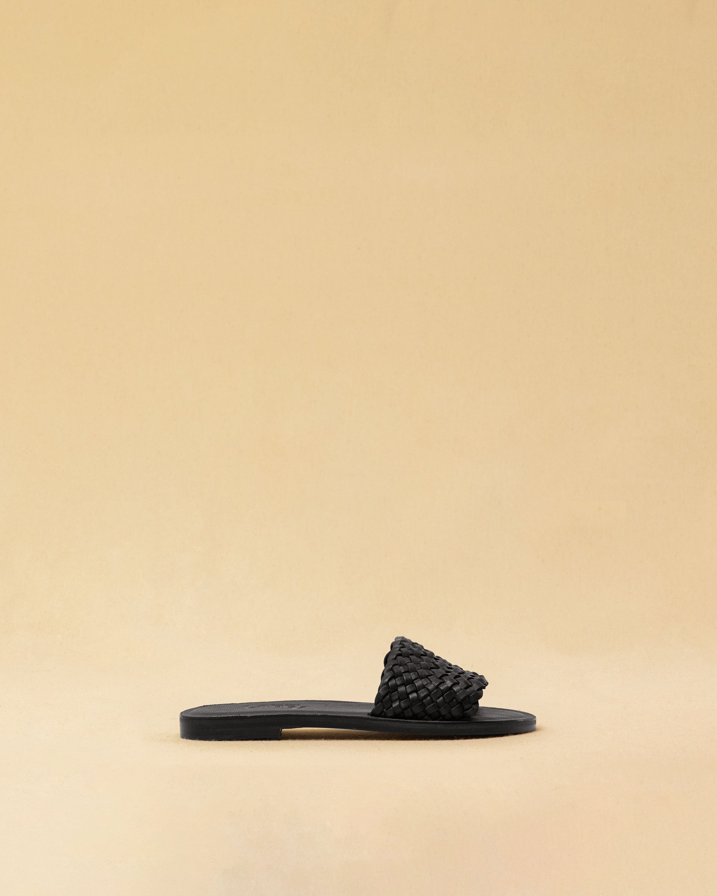 Flat leather Sandal RIVIERA by LABEL17, crafted from fine, hand-braided lamb nappa leather. Featuring a 1.5 cm heel with a Vibram sole for durability and comfort. The leather is meticulously braided by hand in Morocco before being handcrafted into the final sandal in Greece.