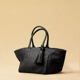 The Shoulder Bag ORIGINAL by LABEL17 is a timeless piece, crafted from fine, vegetable-tanned nappa leather and hand-braided. It features a zipper closure and a convenient interior pocket for your essentials.