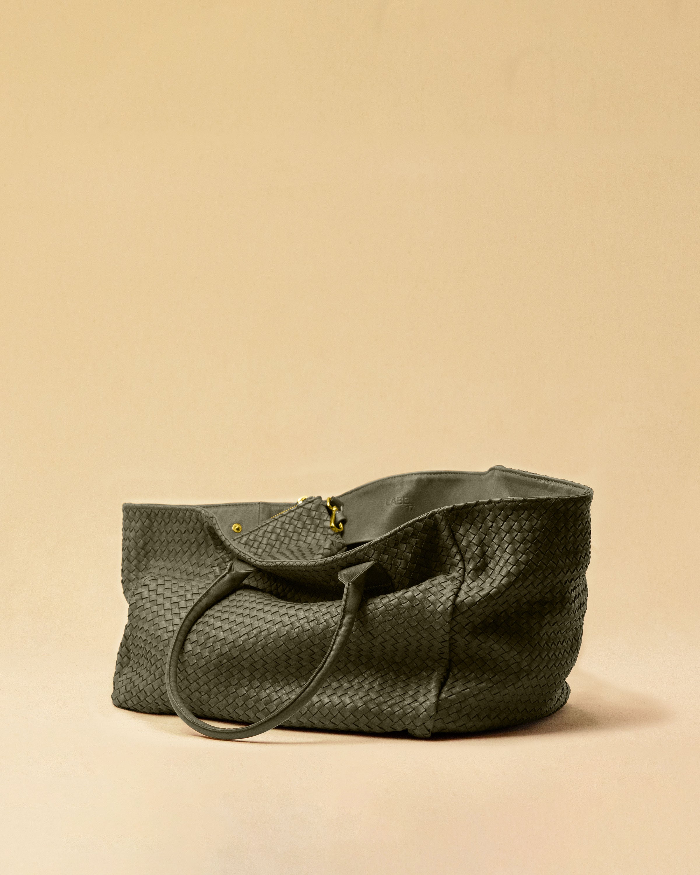 The Shoulder Bag ORIGINAL XL (Weekender) by LABEL17 is made from supple Nappa leather. The hand-braided leather bag can be made smaller on both sides from the inside with press studs and also includes a detachable, hand-braided pouch for organization inside the bag.