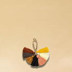 Der farbige Wool-Pompom von LABEL17 kann als Taschenzubehör, gefertigt aus reiner Schurwolle. Hergestellt in einer Frauenkooperative in Marokko.