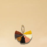 Der farbige Wool-Pompom von LABEL17 kann als Taschenzubehör, gefertigt aus reiner Schurwolle. Hergestellt in einer Frauenkooperative in Marokko.