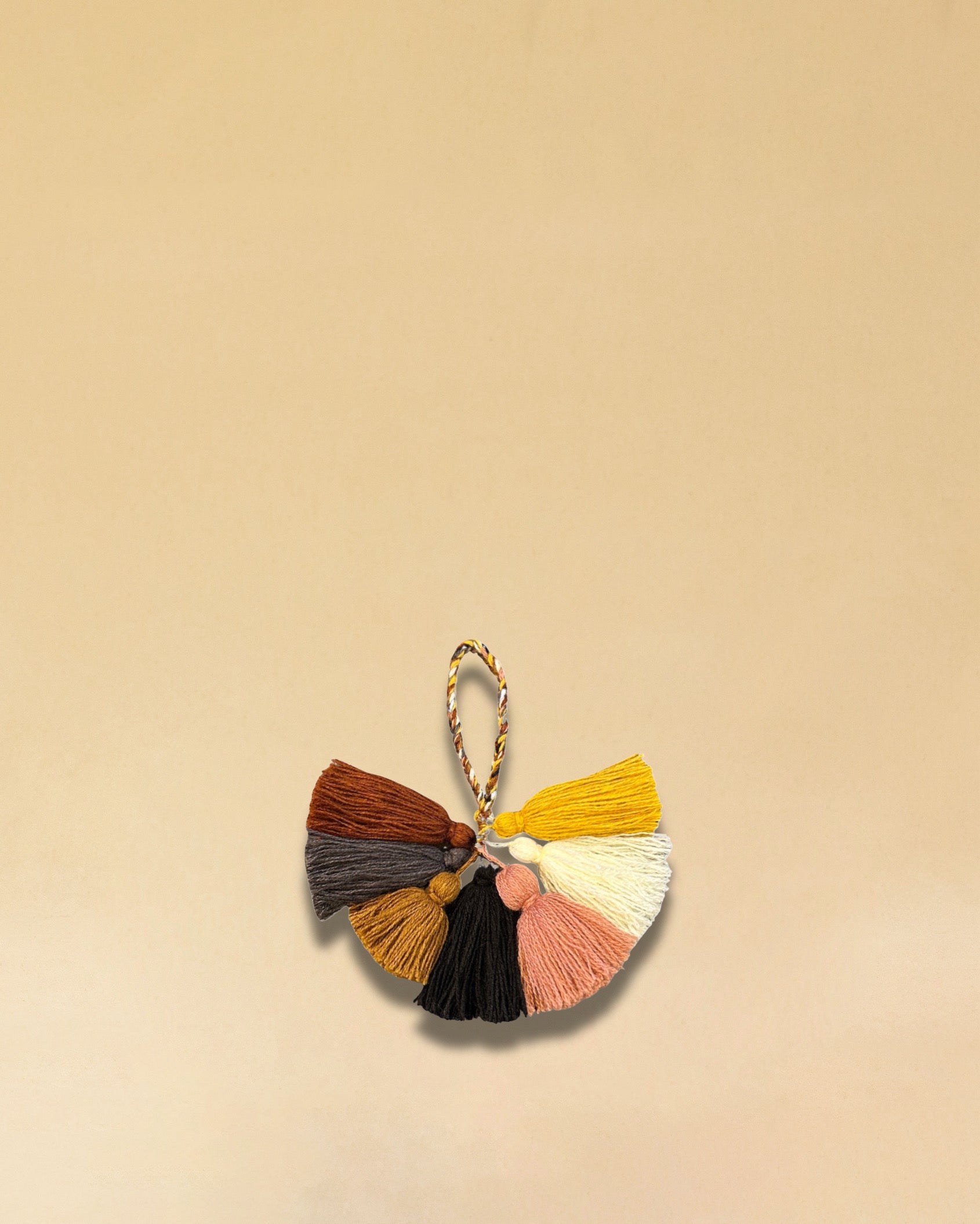 Der farbige Wool-Pompom von LABEL17 kann als Taschenzubehör, gefertigt aus reiner Schurwolle. Hergestellt in einer Frauenkooperative in Marokko.