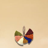 Der farbiger Wool-Pompom von LABEL17 kann als Taschenzubehör, gefertigt aus reiner Schurwolle. Hergestellt in einer Frauenkooperative in Marokko.