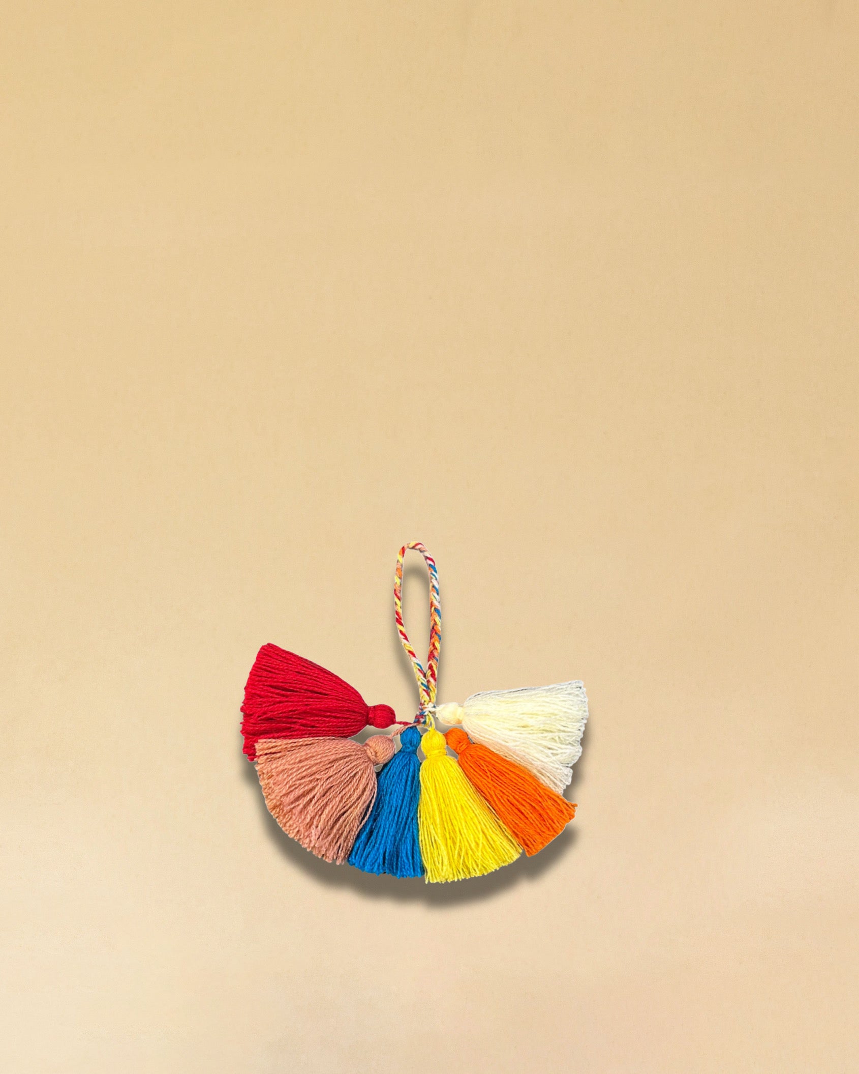 Der farbiger Wool-Pompom von LABEL17 kann als Taschenzubehör, gefertigt aus reiner Schurwolle. Hergestellt in einer Frauenkooperative in Marokko.