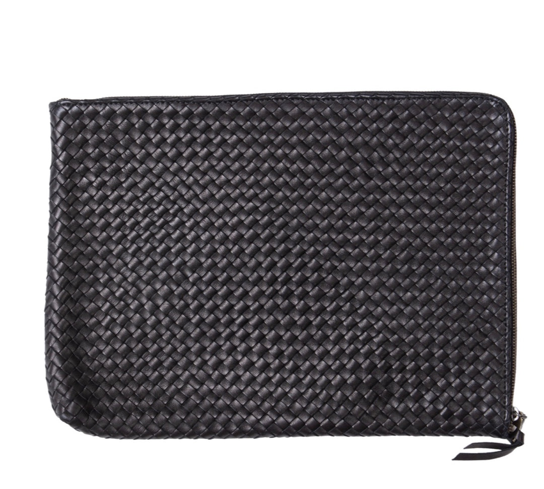 LABEL17 presents the Laptop Case 15 inches made out of supple, hand-braided Lamb Nappaleather. Handmade in Morocco