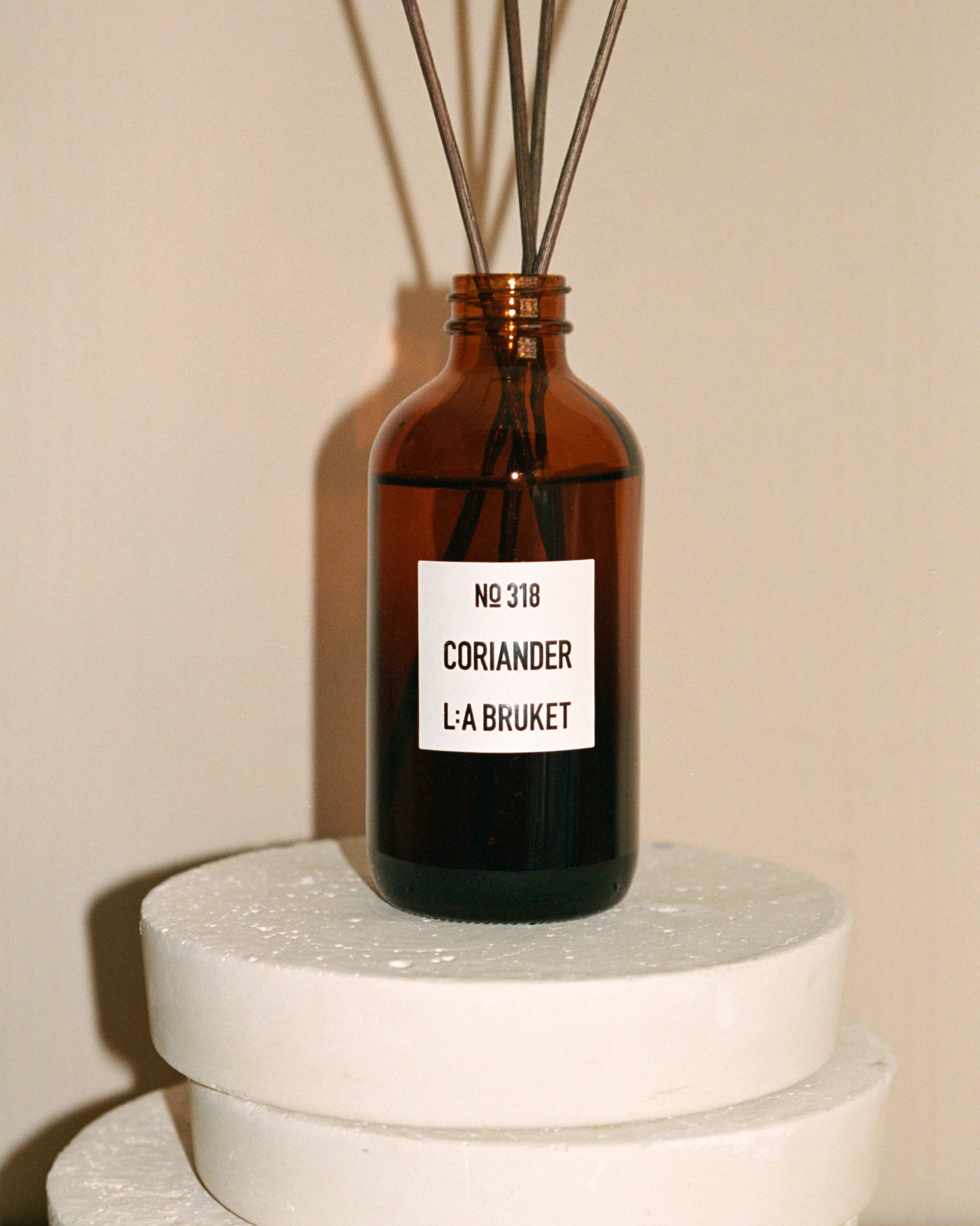 LA BRUKET's 318 Coriander Diffusor in a 200 ml glass with sticks, produced in Sweden, available at LABEL17 in Zurich Switzerland