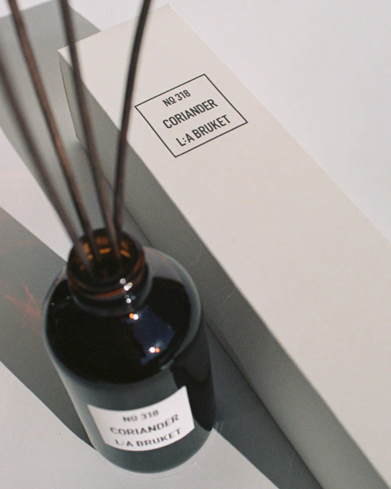 LA BRUKET's 318 Coriander Diffusor in a 200 ml glass with sticks, produced in Sweden, available at LABEL17 in Zurich Switzerland