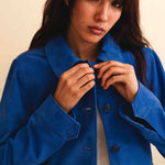 Die Lederjacke AMAL von LABEL17 in Azurblau besticht durch die kurze und figurschmeichelnde Passform. Sie harmoniert perfekt mit unserem Lederrock JACKIE. Gefertigt aus feinem Veloursleder, ist sie ein zeitloses Highlight für die Garderobe.