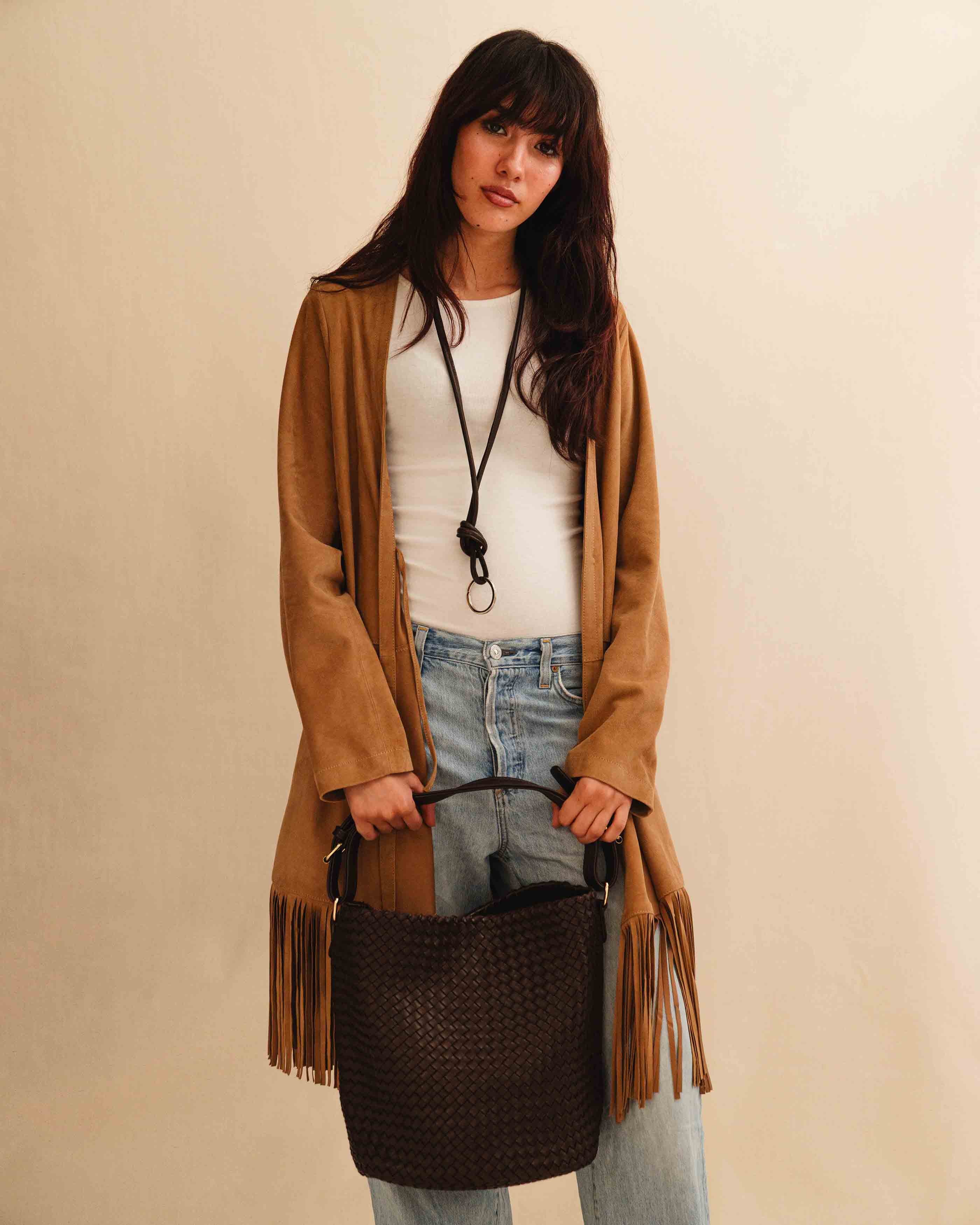 Shoulder Bag ABBIE von LABEL17, aus geschmeidigem Lamm-Nappaleder von Hand geflochten. Beutelform mit kurzem Schulterhenkel, hergestellt in Marokko.