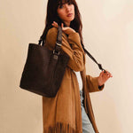 Shoulder Bag ABBIE von LABEL17, aus geschmeidigem Lamm-Nappaleder von Hand geflochten. Beutelform mit kurzem Schulterhenkel, hergestellt in Marokko.