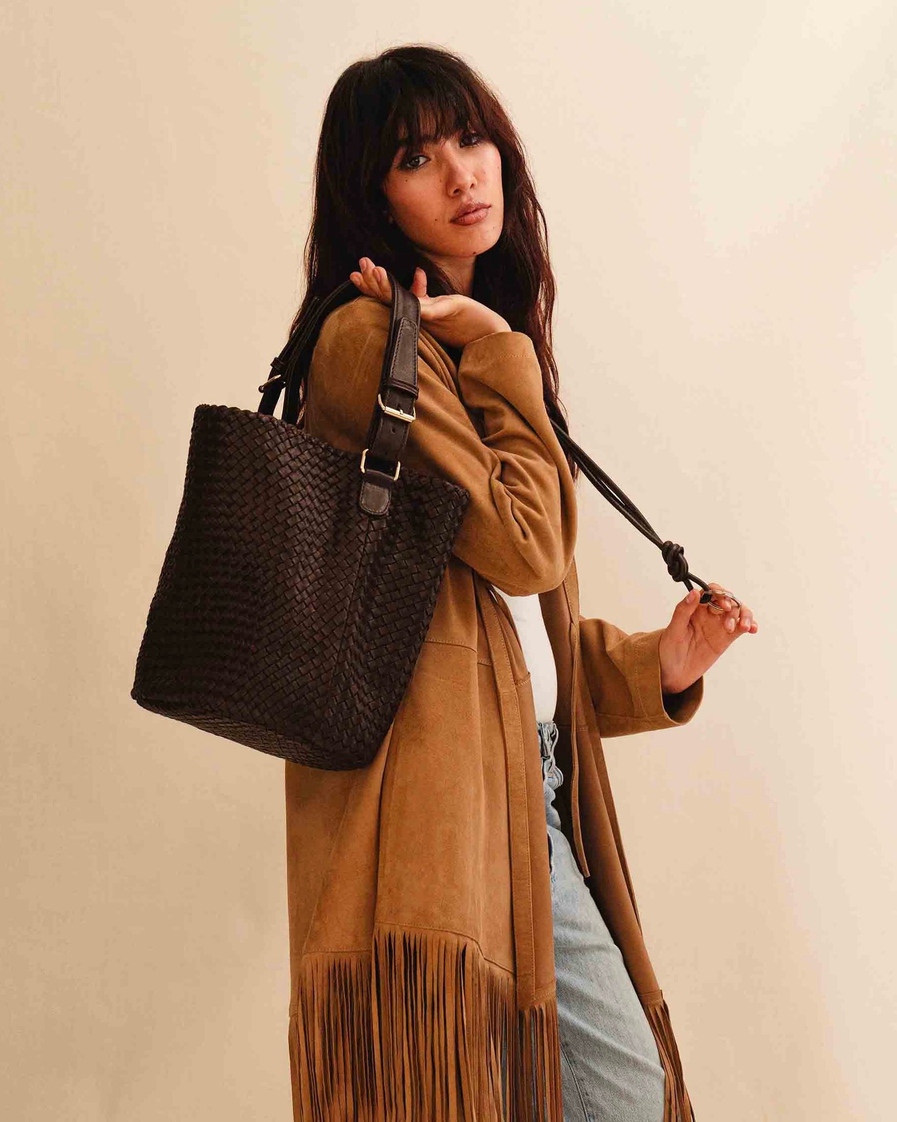 Shoulder Bag ABBIE von LABEL17, aus geschmeidigem Lamm-Nappaleder von Hand geflochten. Beutelform mit kurzem Schulterhenkel, hergestellt in Marokko.