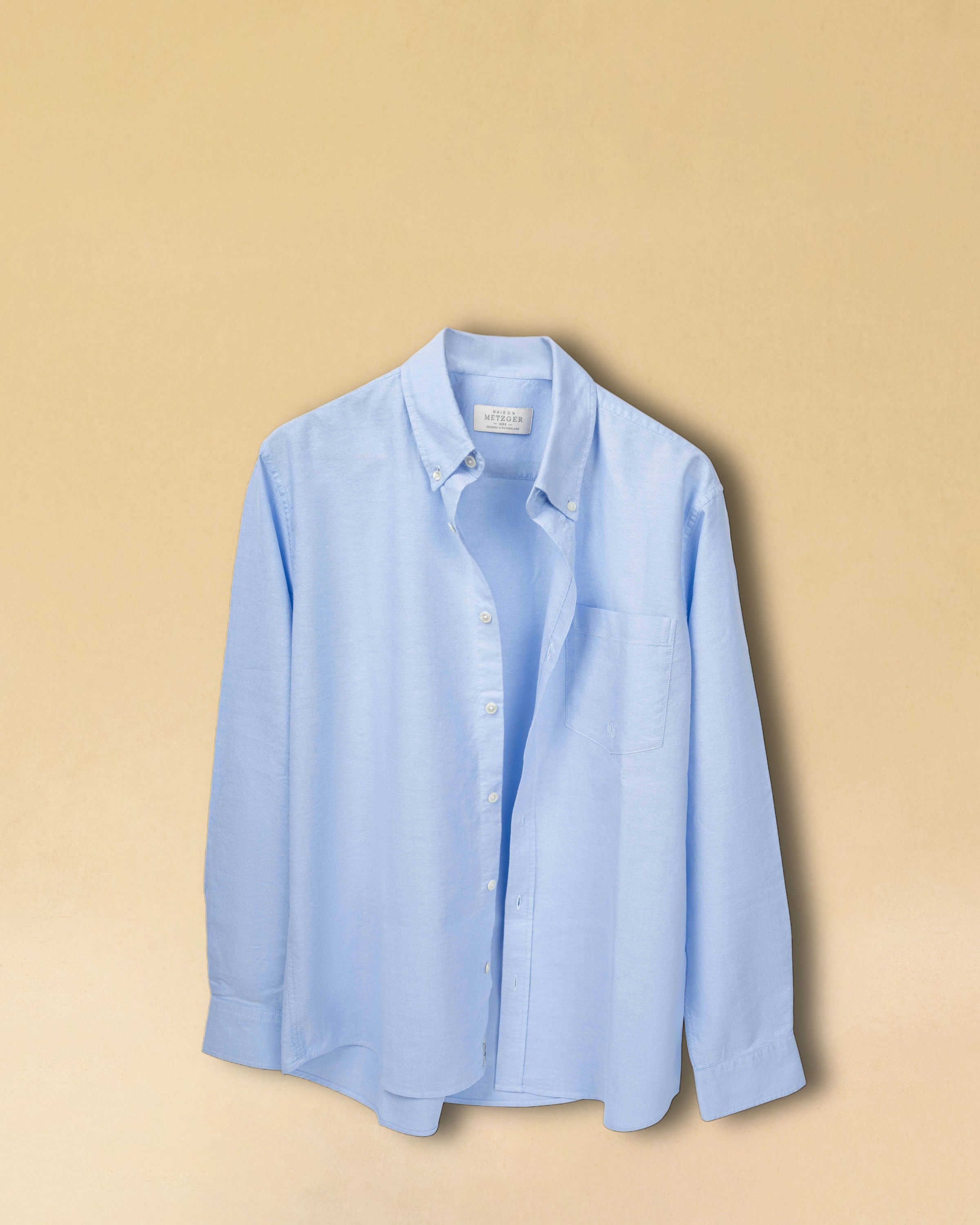 Button-Down-Hemd von Maison Metzger 1888, gefertigt aus Premium-Oxfordstoff —  leicht, atmungsaktiv und aussergewöhnlich weich.
