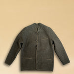 Die Tyrolean Jacket AMADEO aus hochwertigem Wollwalk verbindet alpine Tradition mit modernem Unisex-Schnitt. Knopfverschluss, eine aufgesetzte Brusttasche und zwei Eingrifftaschen machen sie zum funktionalen wie stilsicheren Begleiter für kühle Tage. Robust, windabweisend und zeitlos.