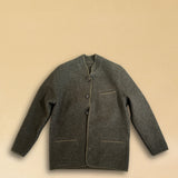 Die Tyrolean Jacket AMADEO aus hochwertigem Wollwalk verbindet alpine Tradition mit modernem Unisex-Schnitt. Knopfverschluss, eine aufgesetzte Brusttasche und zwei Eingrifftaschen machen sie zum funktionalen wie stilsicheren Begleiter für kühle Tage. Robust, windabweisend und zeitlos.