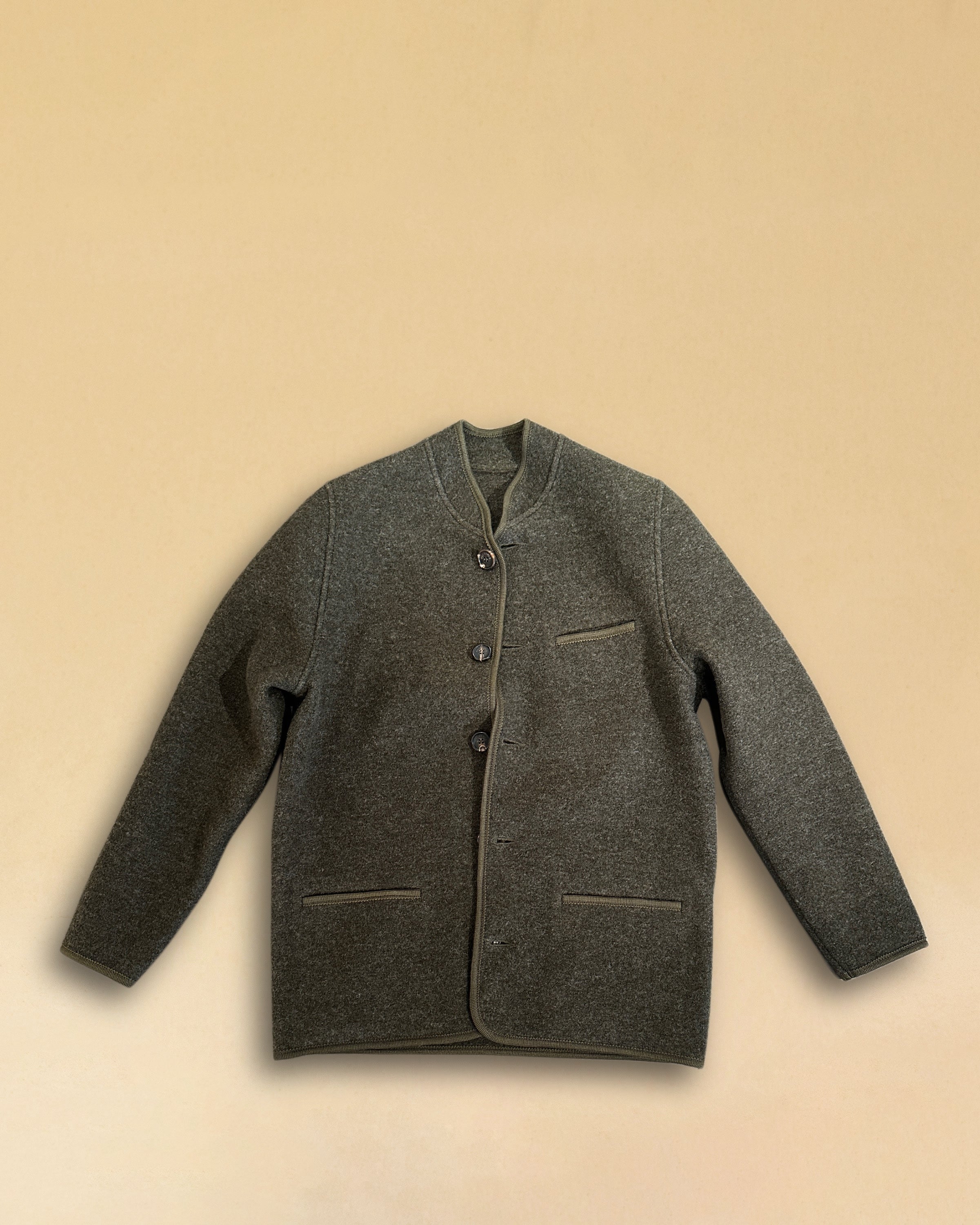 Die Tyrolean Jacket AMADEO aus hochwertigem Wollwalk verbindet alpine Tradition mit modernem Unisex-Schnitt. Knopfverschluss, eine aufgesetzte Brusttasche und zwei Eingrifftaschen machen sie zum funktionalen wie stilsicheren Begleiter für kühle Tage. Robust, windabweisend und zeitlos.