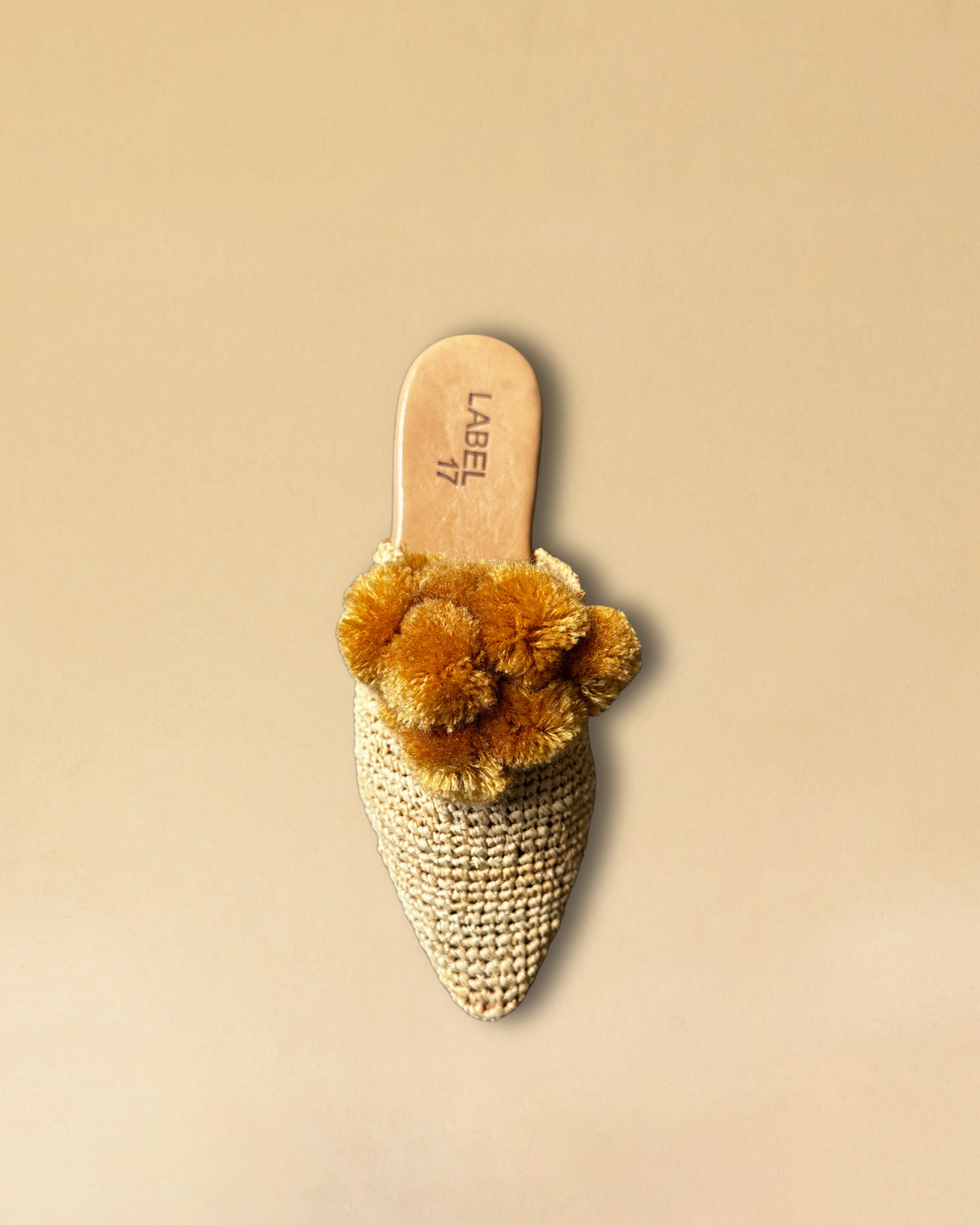 Leicht und verspielt bestechen die nuturfarbene Raffia Mules GELATO von LABEL17 durch die reduzierte Form und die naturfarbenen Pompoms als Highlight. Von Hand geflochten, ein raffiniertes Essential für den Sommer.