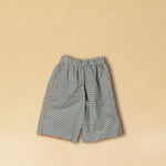 Die Bermuda Pants DESERT von LABEL17 sind aus hochwertiger Baumwolle in einem klassischen Blau-Weiss Vichy-Karo-Muster, veredelt mit einem handgenähten Zierstich (Hbik-Stitch) an der linken und rechten Seite. Ein elastischer Bund sorgt für angenehmen Tragekomfort. Perfekt für den Sommer.