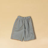 Die Bermuda Pants DESERT von LABEL17 sind aus hochwertiger Baumwolle in einem klassischen Blau-Weiss Vichy-Karo-Muster, veredelt mit einem handgenähten Zierstich (Hbik-Stitch) an der linken und rechten Seite. Ein elastischer Bund sorgt für angenehmen Tragekomfort. Perfekt für den Sommer.