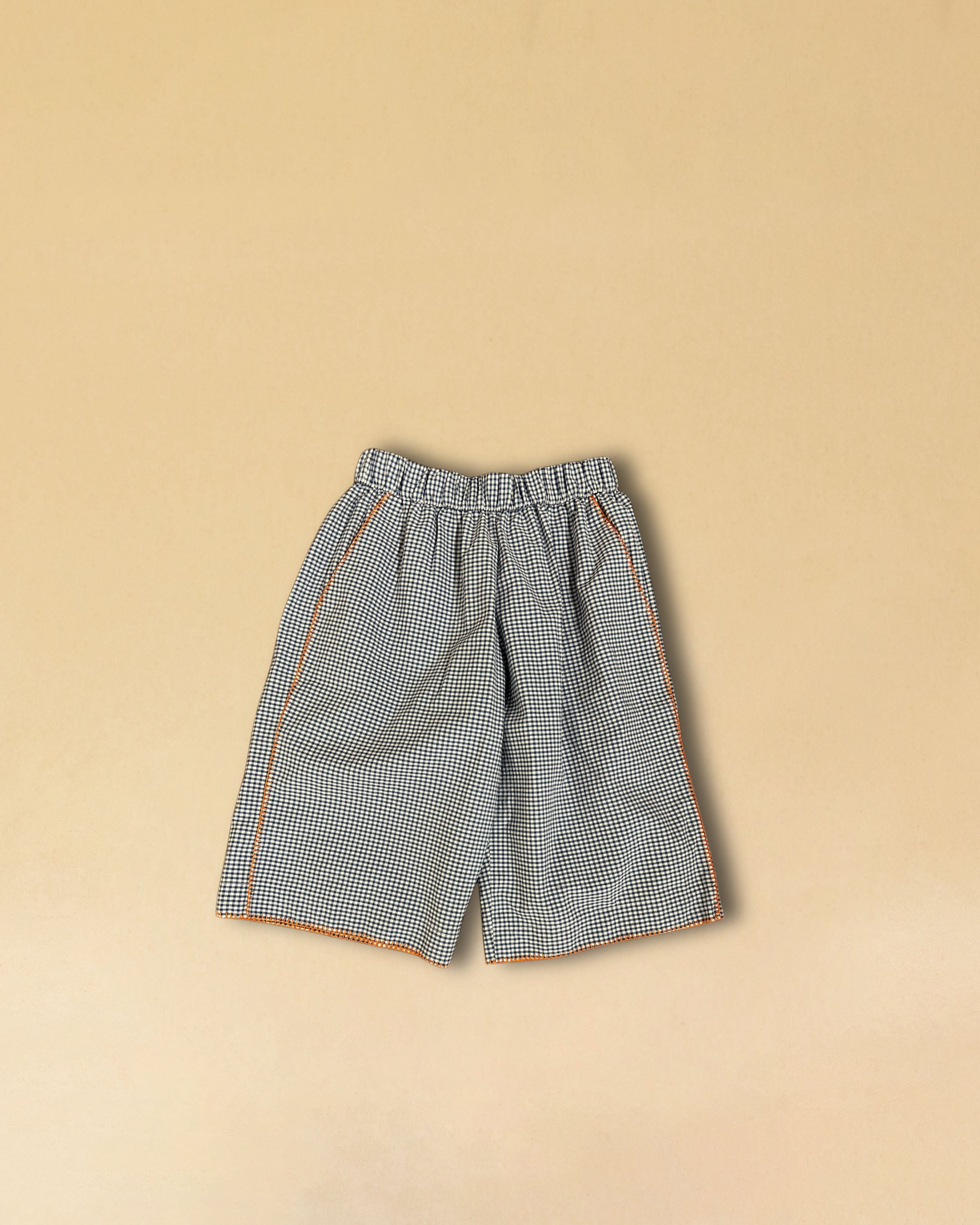 Die Bermuda Pants DESERT von LABEL17 sind aus hochwertiger Baumwolle in einem klassischen Blau-Weiss Vichy-Karo-Muster, veredelt mit einem handgenähten Zierstich (Hbik-Stitch) an der linken und rechten Seite. Ein elastischer Bund sorgt für angenehmen Tragekomfort. Perfekt für den Sommer.