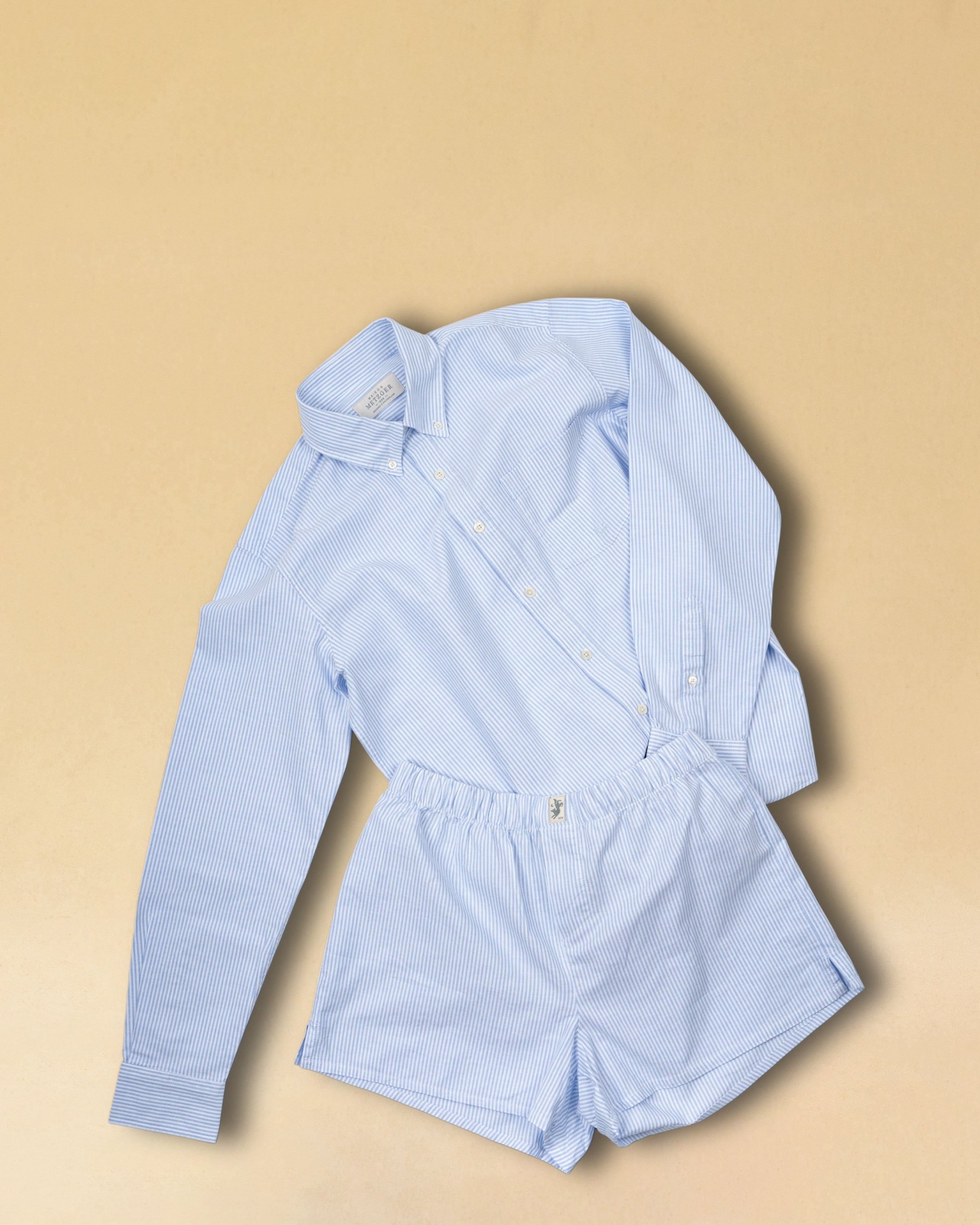 Set mit Button-Down-Hemd von Maison Metzger 1888, gefertigt aus Premium-Oxfordstoff in Kombination mit Boxershorts in gleicher Qualität—  leicht, atmungsaktiv und aussergewöhnlich weich.