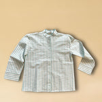 LABEL17's Blouse MANDY aus hochwertiger Baumwolle hat einen Stehkragen und eine gedeckte Knopfleiste, veredelt mit einem handgenähten Zierstich (Hbik-Stitch) in Türkis entlang der Knopfleiste, dem Kragen und der Manschette.
