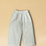 LABEL17's Pants DESERT sind&nbsp;aus hochwertiger Baumwolle, veredelt mit einem handgenähten Zierstich (Hbik-Stitch) an der linken und rechten Seite. Ein elastischer Bund sorgt für angenehmen Tragekomfort. Perfekt für den Sommer.