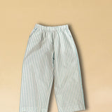 LABEL17's Pants DESERT sind&nbsp;aus hochwertiger Baumwolle, veredelt mit einem handgenähten Zierstich (Hbik-Stitch) an der linken und rechten Seite. Ein elastischer Bund sorgt für angenehmen Tragekomfort. Perfekt für den Sommer.
