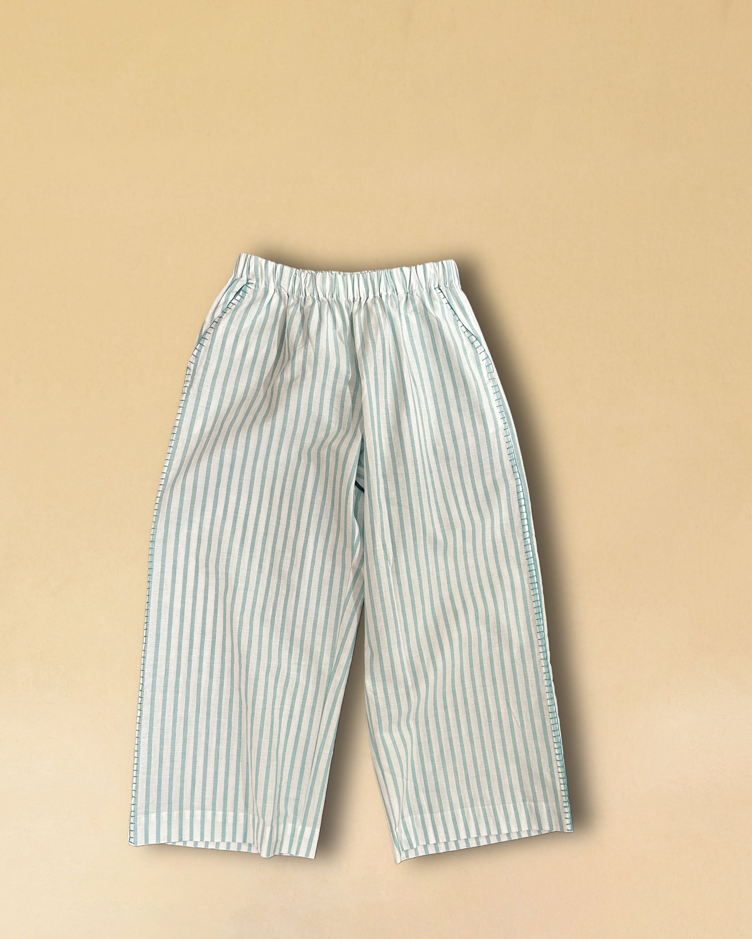 LABEL17's Pants DESERT sind&nbsp;aus hochwertiger Baumwolle, veredelt mit einem handgenähten Zierstich (Hbik-Stitch) an der linken und rechten Seite. Ein elastischer Bund sorgt für angenehmen Tragekomfort. Perfekt für den Sommer.