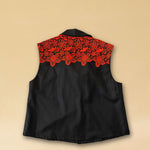 Die Vest LACE in Night Blue aus hochwertigem Baumwollmischgewebe besticht durch ihre elegante Spitzenapplikation in Rot auf dem Rücken – ein kühnes Detail, das dem schlichten Gilet eine dramatische Note verleiht. Knopfverschluss und ärmelloser Schnitt machen sie zum vielseitigen Stück für besondere Anlässe.