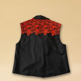 Die Vest LACE in Night Blue aus hochwertigem Baumwollmischgewebe besticht durch ihre elegante Spitzenapplikation in Rot auf dem Rücken – ein kühnes Detail, das dem schlichten Gilet eine dramatische Note verleiht. Knopfverschluss und ärmelloser Schnitt machen sie zum vielseitigen Stück für besondere Anlässe.