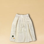 LABEL17's Skirt LINA ist ein Faltenrock in Midi-Länge aus einem leichten Leinen-Baumwoll-Mischgewebe, angenehm auf der Haut und ideal für warme Tage. Veredelt mit drei handgefertigten Blumen in verschiedenen Grössen und Farben. Falten auf der Vorderseite und ein elastischer Einsatz am Rücken sorgen für angenehmen Tragekomfort.