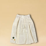 LABEL17's Skirt LINA ist ein Faltenrock in Midi-Länge aus einem leichten Leinen-Baumwoll-Mischgewebe, angenehm auf der Haut und ideal für warme Tage. Veredelt mit drei handgefertigten Blumen in verschiedenen Grössen und Farben. Falten auf der Vorderseite und ein elastischer Einsatz am Rücken sorgen für angenehmen Tragekomfort.