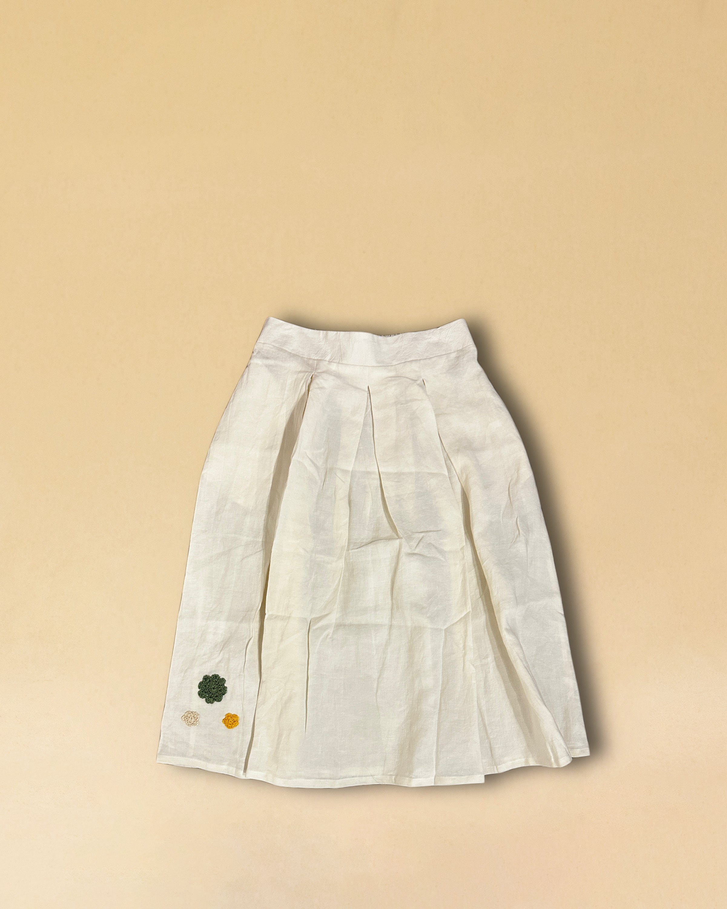 LABEL17's Skirt LINA ist ein Faltenrock in Midi-Länge aus einem leichten Leinen-Baumwoll-Mischgewebe, angenehm auf der Haut und ideal für warme Tage. Veredelt mit drei handgefertigten Blumen in verschiedenen Grössen und Farben. Falten auf der Vorderseite und ein elastischer Einsatz am Rücken sorgen für angenehmen Tragekomfort.
