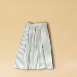 LABEL17's Skirt LINA ist ein Faltenrock aus Baumwolle, veredelt mit einem handgenähten Zierstich (Hbik-Stitch) an der linken und rechten Seite. Falten auf der Vorderseite und ein elastischer Einsatz am Rücken sorgen für angenehmen Tragekomfort. Perfekt für den Sommer.