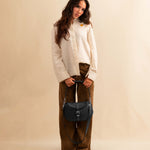 Die Horse Bag FRANCA Small von LABEL17 ist aus geschmeidigem Nappaleder von Hand geflochten. Ausgestattet mit einem kurzen und einem langen, verstellbaren Schulterriemen, lässt sie sich vielseitig tragen - als Handtasche, über die Schulter oder als Crossbody. Kompakt im Format und dennoch alltagstauglich, ein Begleiter vom Morgen bis in den Abend.