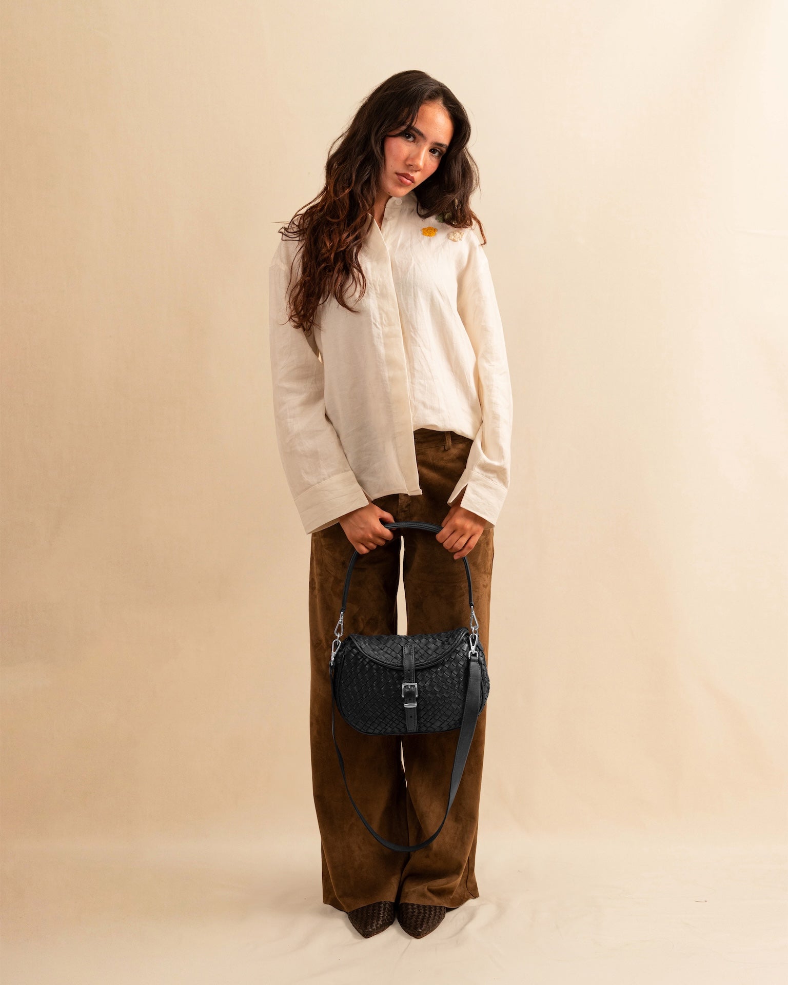 Die Horse Bag FRANCA Small von LABEL17 ist aus geschmeidigem Nappaleder von Hand geflochten. Ausgestattet mit einem kurzen und einem langen, verstellbaren Schulterriemen, lässt sie sich vielseitig tragen - als Handtasche, über die Schulter oder als Crossbody. Kompakt im Format und dennoch alltagstauglich, ein Begleiter vom Morgen bis in den Abend.