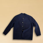 Die Tyrolean Jacket AMADEO aus hochwertigem Wollwalk verbindet alpine Tradition mit modernem Unisex-Schnitt. Knopfverschluss, eine aufgesetzte Brusttasche und zwei Eingrifftaschen machen sie zum funktionalen wie stilsicheren Begleiter für kühle Tage. Robust, windabweisend und zeitlos.