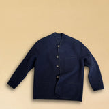 Die Tyrolean Jacket AMADEO aus hochwertigem Wollwalk verbindet alpine Tradition mit modernem Unisex-Schnitt. Knopfverschluss, eine aufgesetzte Brusttasche und zwei Eingrifftaschen machen sie zum funktionalen wie stilsicheren Begleiter für kühle Tage. Robust, windabweisend und zeitlos.