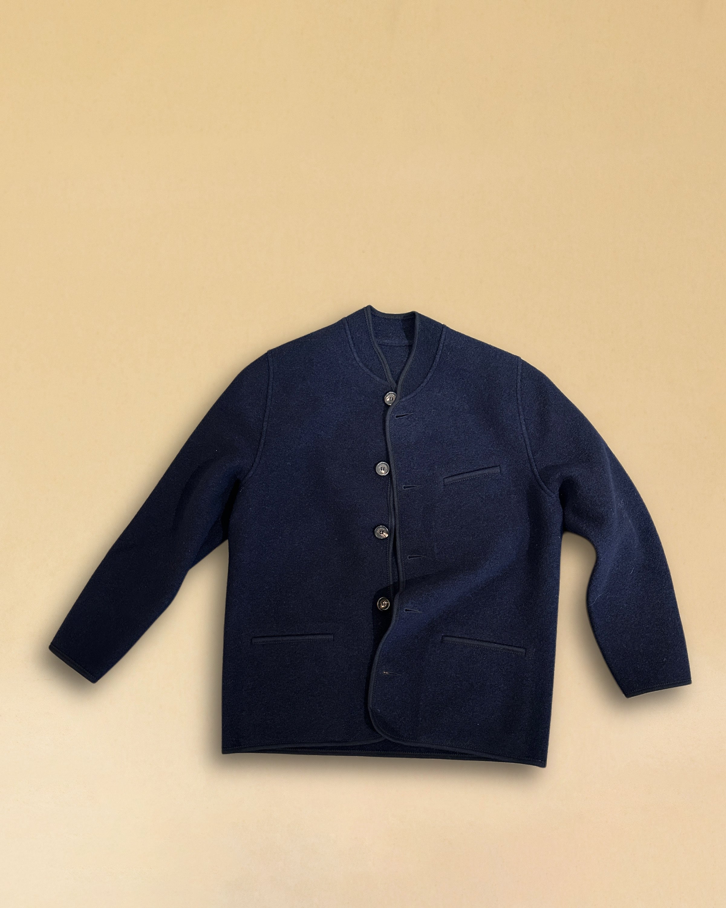 Die Tyrolean Jacket AMADEO aus hochwertigem Wollwalk verbindet alpine Tradition mit modernem Unisex-Schnitt. Knopfverschluss, eine aufgesetzte Brusttasche und zwei Eingrifftaschen machen sie zum funktionalen wie stilsicheren Begleiter für kühle Tage. Robust, windabweisend und zeitlos.